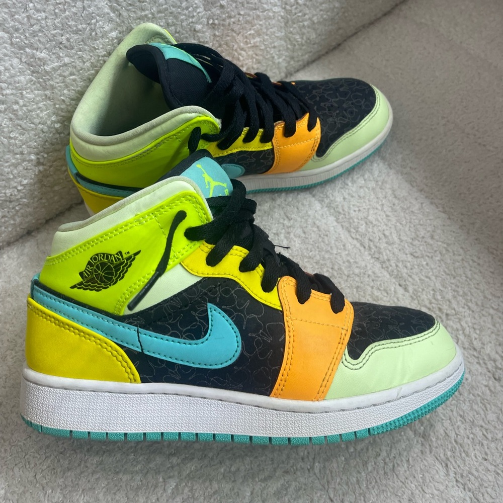 Aid Jordan 1 Mid SE Aurora Clover Green Kids Size 3.5/ Women’s 5